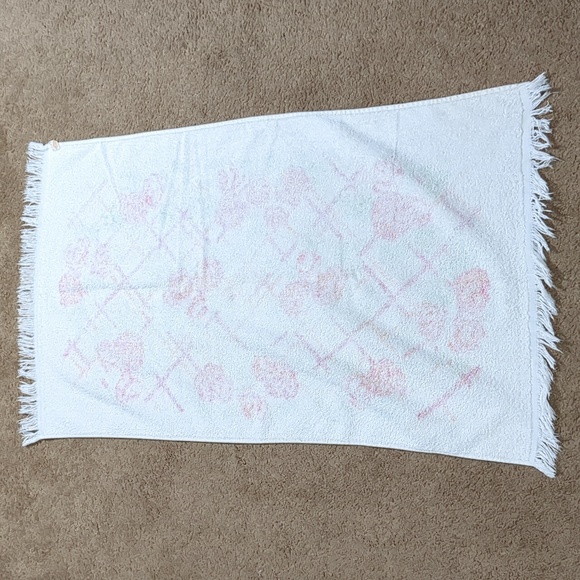 4 Beautiful Floral Bath Towels - Picture 5 of 14